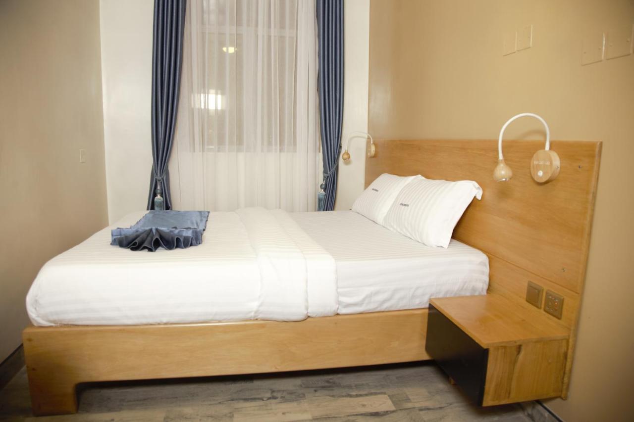 Victoria Mews Hotel カンパラ エクステリア 写真