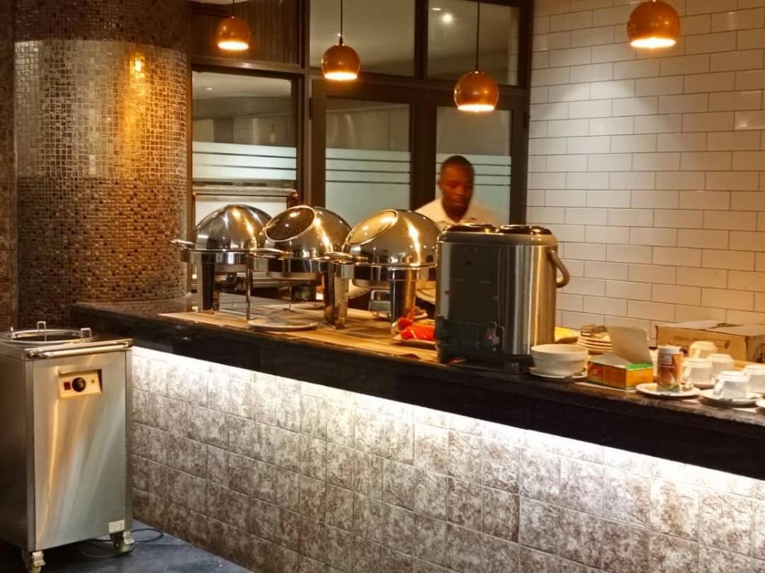 Victoria Mews Hotel カンパラ エクステリア 写真